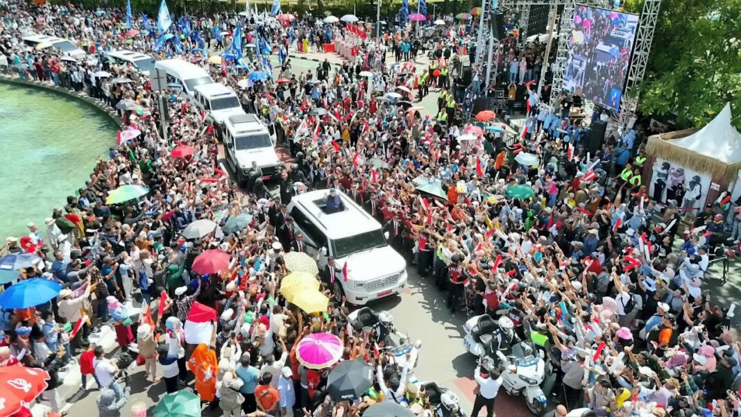 Prabowo Presiden Prabowo Subianto menyapa masyarakat saat kirab menuju Istana Negara usai di lantik.