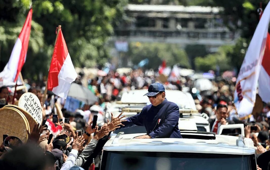 Prabowo Presiden Prabowo Subianto menyapa masyarakat saat kirab menuju Istana Negara usai di lantik.